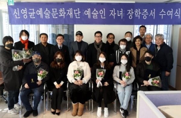 "건강 회복 안성기, 팬들에게 기다려 달라고 전해"
