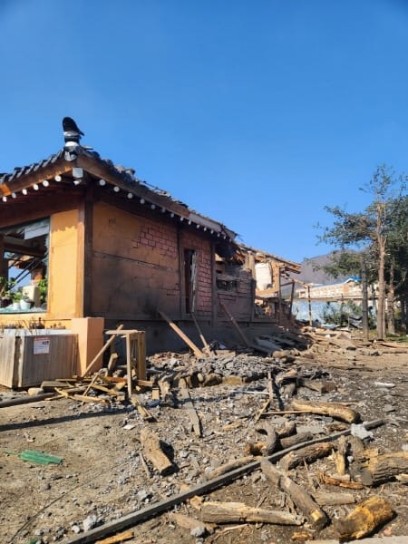 공군 전투기, 실사격 훈련 중 민가에 폭탄 투하... 7명 부상 관련 사진 1