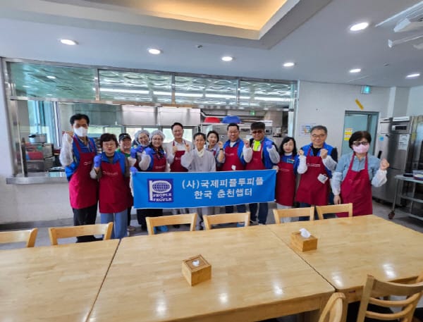 허영 의원 부부, 춘천 동부노인복지관서 배식 봉사… “어르신 존중받는 지역 만들겠다” 관련 사진 1