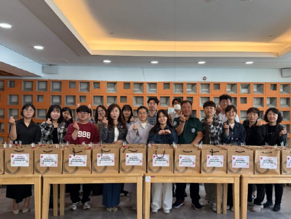 춘천동부노인복지관, 제53회 어버이날 기념 ‘금보다 실버를 사랑해孝’ 행사 성료 관련 사진 1