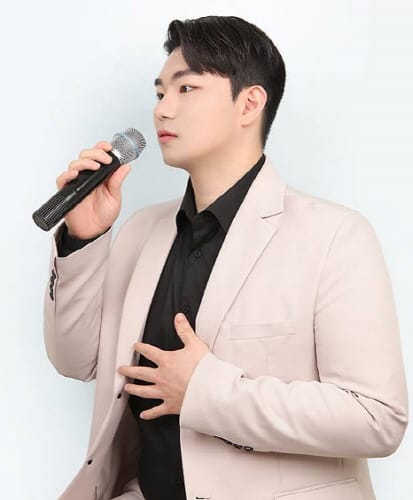스무 살 트로트 퀸 전유진, 첫 단독 팬 콘서트 '트웬티' 개최… 노래로 아픔 딛고 희망 전한다 관련 사진 2