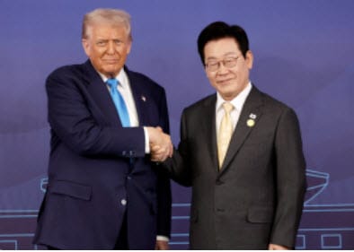 황금색 넥타이 '깜짝' 착용…이재명, 트럼프에 전한 '맞춤형 환대' 관련 사진 1