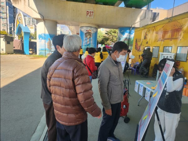 춘천동부노인복지관, 노인일자리 인식조사 캠페인 실시 관련 사진 1